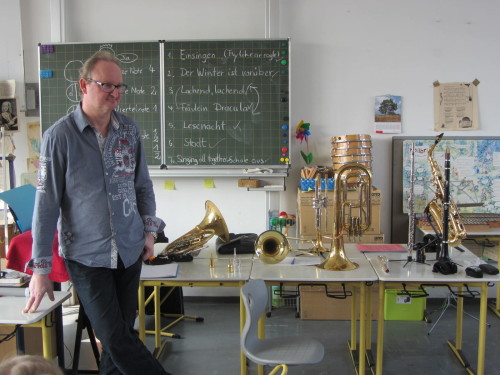 Jaroslav Micka mit seinen Instrumenten