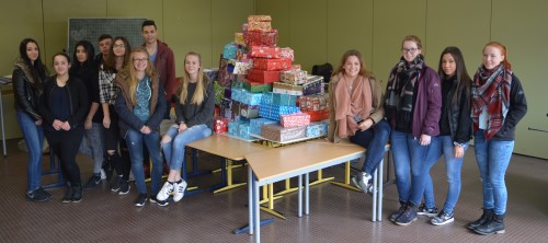 Die SV mit allen eingesammelten Weihnachtspaketen.