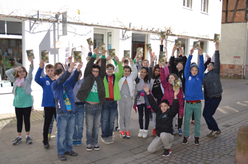 Die Schülerinnen und Schüler mit ihrem geschenkten Buch.