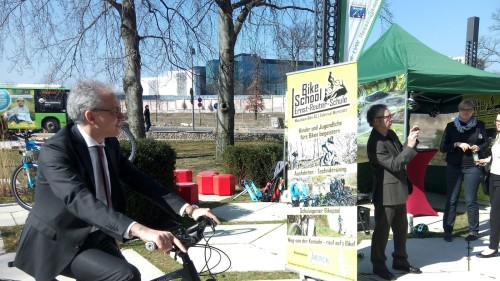 Hessens Minister für Wirtschaft, Energie, Verkehr und Landesentwicklung, Tarek Al-Wazir, beim Erproben des ERS-Bikeschool-Technikparcour