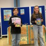 Mayla und Aliha haben im Jahrgang 4 als erfolgreichste Schülerinnen vorgelesen. (Bild: Ernst-Reuter-Schule)